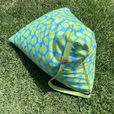 Puff de praia - Manchas verde e azul