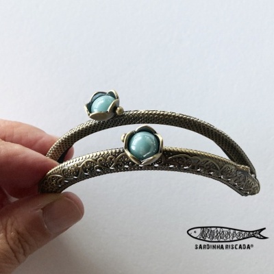 Fecho da avó - Redondo trabalhado Azul Ouro Velho 8,5cm