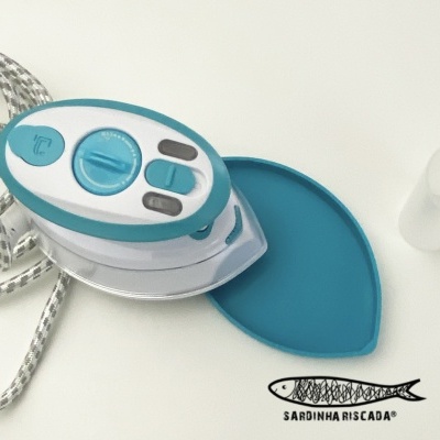 Mini Ferro de Engomar com vapor e base de silicone