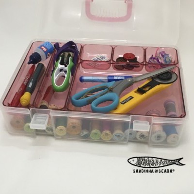 Caixa com tabuleiro amovível e pega