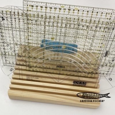 Suporte de madeira para réguas