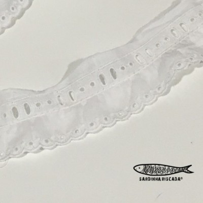 BORDADO INGLÊS 40MM COM PASSA-FITA