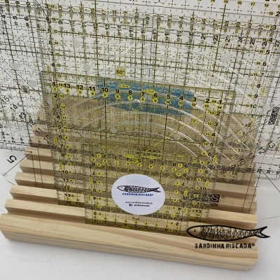 Suporte de madeira para réguas