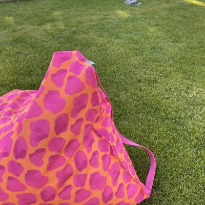 Puff de praia - Manchas rosa e laranja Puff de praia - Manchas rosa e laranja