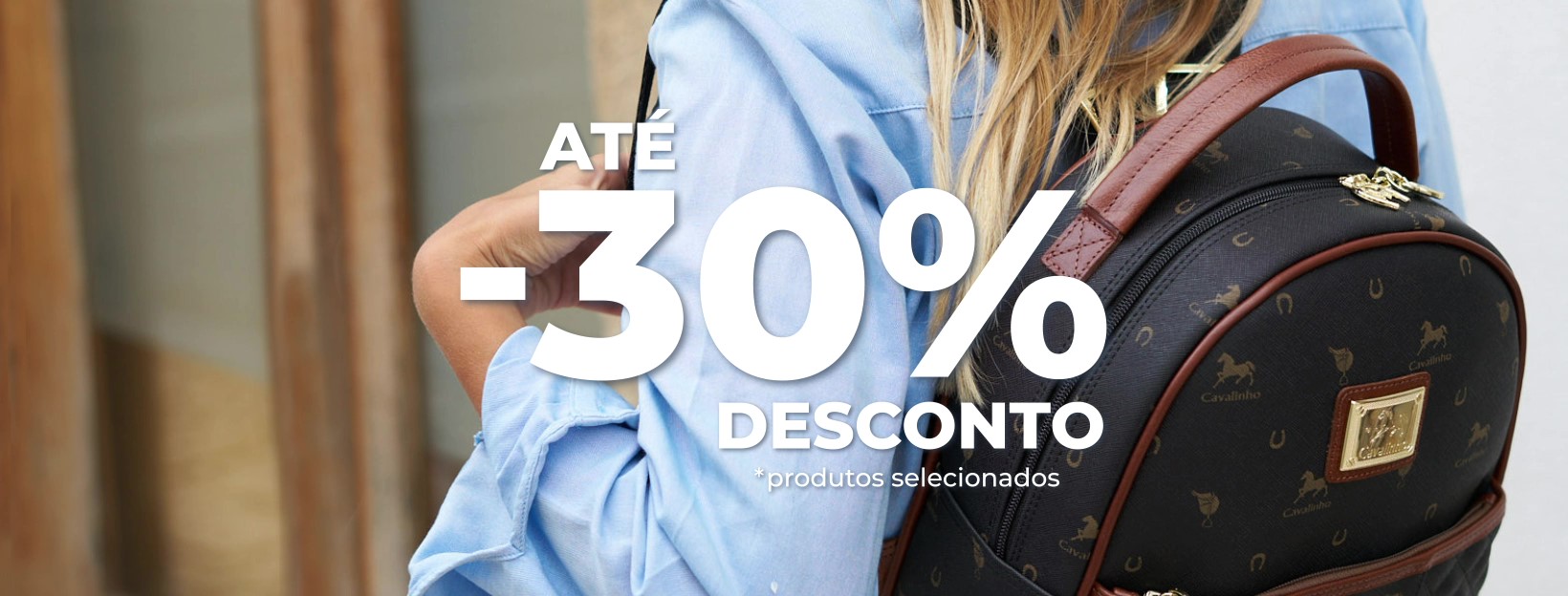 Mochila preta com padrão dourado e detalhe castanho, pessoa de camisa azul clara, texto promoção desconto