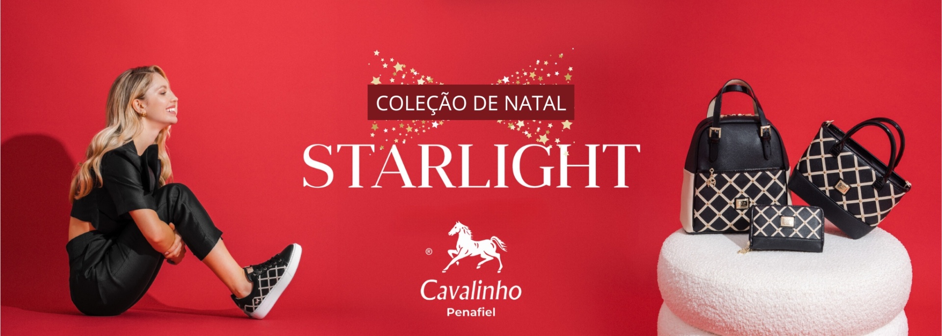 Campanha Coleção de Natal Starlight Cavalinho com mulher sentada e malas em fundo vermelho