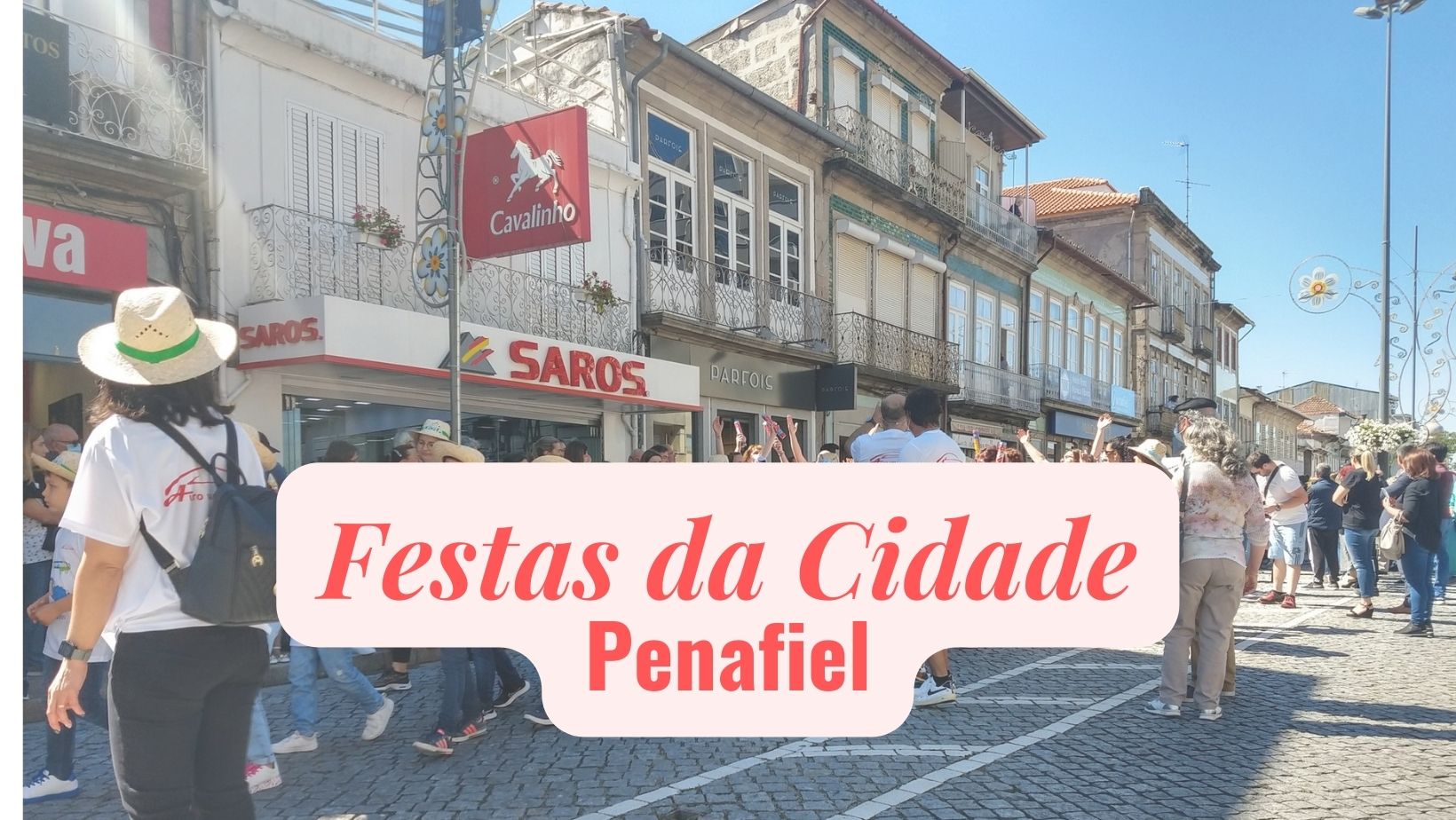 Rua antiga com calçada portuguesa, pessoas em feira e sinais SAROS e Cavalinho