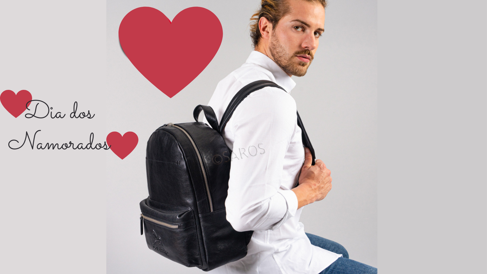 Homem com mochila preta de pele e fundo cinza com corações vermelhos e texto