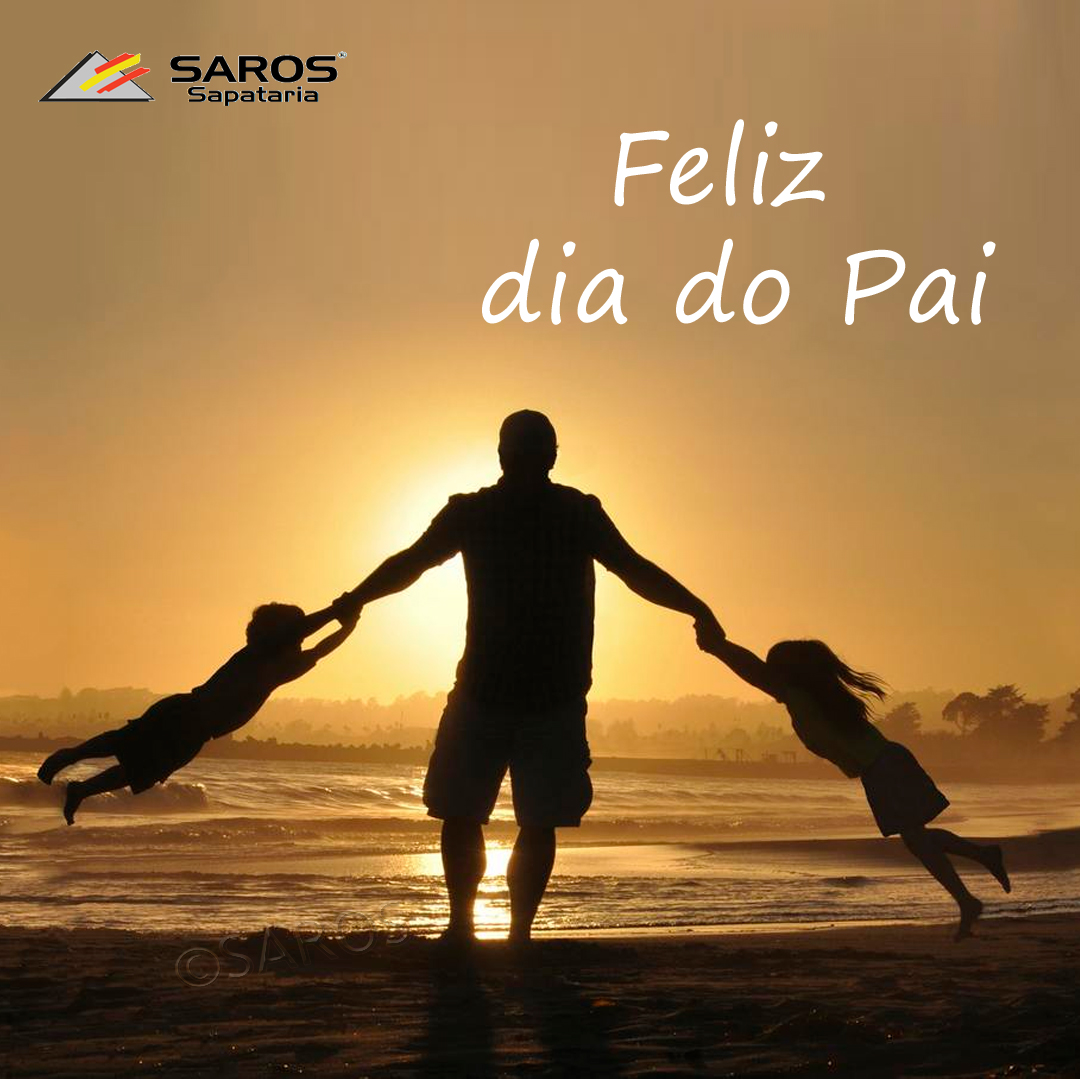Silhueta de adulto com duas crianças na praia ao pôr do sol com texto Feliz dia do Pai e logotipo SAROS Sapataria
