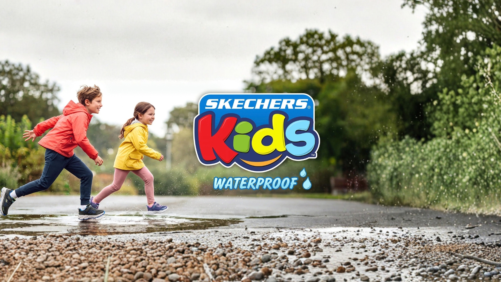 Crianças a correr em estrada molhada com roupas coloridas e sapatos Skechers Kids waterproof