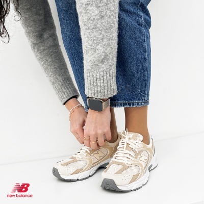 Ténis New Balance bege e branco com tecido de malha e camurça