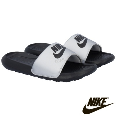 Chinelos desportivos Nike com base preta e tira branca com logo preto