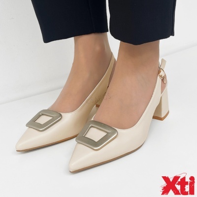 Sapatos de salto médio creme com detalhe metálico quadrado