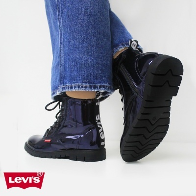 Botas pretas de verniz Levis com atacadores e sola robusta