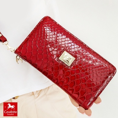 Carteira vermelha padrão crocodilo com fecho dourado e logo Cavalinho Penafiel