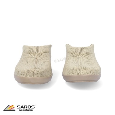 Pantufas bege tricotadas com sola castanha clara