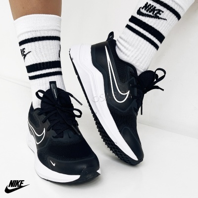 Sapatilhas desportivas Nike pretas com detalhes brancos e meias brancas com riscas pretas