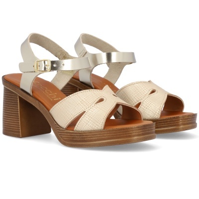 Sandálias de salto médio castanhas com tiras bege e fecho metálico dourado.