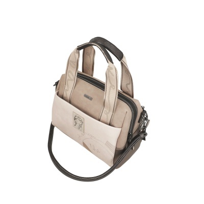 Mala de mão feminina bege e castanha com alças largas e bolso frontal com desenho