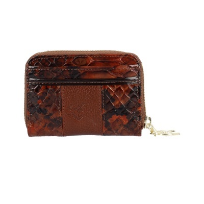 Carteira pequena em couro castanho com padrão de pele de cobra e fecho dourado