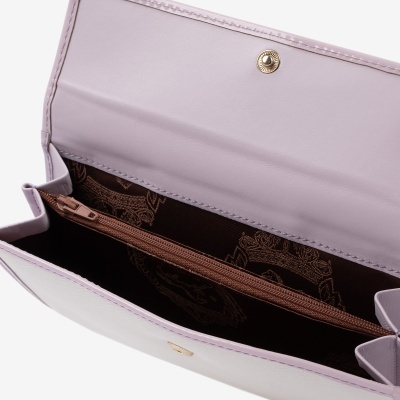 Carteira de senhora lilás aberta mostrando o interior castanho com padrão e fecho de correr