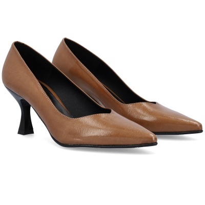 Sapatos de salto alto castanhos com interior preto