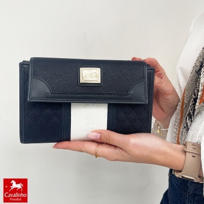 Carteira feminina preta e branca Cavalinho com textura e placa metálica dourada