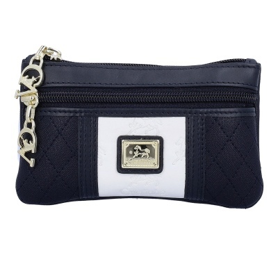 Carteira pequena azul escuro com detalhes em branco e pendente dourado.
