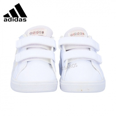 Par de sapatilhas adidas brancas com velcro duplo e logo dourado