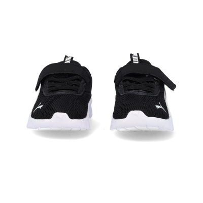 Ténis infantis PUMA pretos com sola branca e fecho de velcro