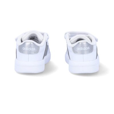 Sapatilhas Adidas brancas com detalhes prateados vistas de trás