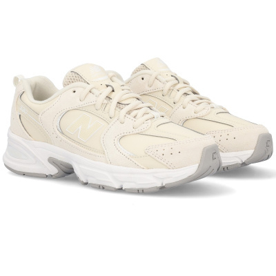 Ténis New Balance 530 creme e bege com sola branca e detalhes cinzentos