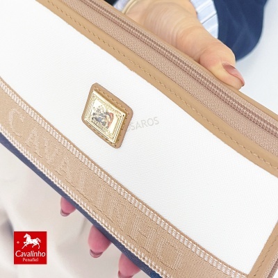 Bolsa de mão Cavalinho Penafiel em tecido branco e pele castanha com logótipo metálico