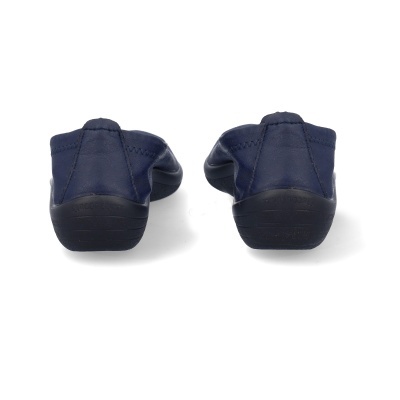 Par de sapatos azuis em tecido com sola preta, vistos de trás