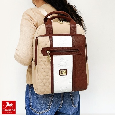 Mochila retangular bege, branco e castanho com logótipo Cavalinho