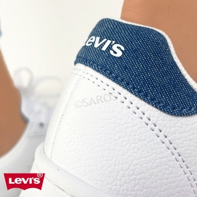 Sapato branco em couro sintético com detalhe azul em denim e logo Levi's