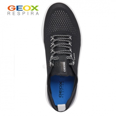 Tênis desportivo preto com sola branca e interior azul, marca GEOX RESPIRA visível