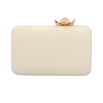 Clutch creme com fecho dourado em forma de coroa