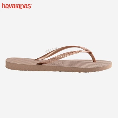 Chinelo Havaianas bege com tiras finas em fundo branco e logo vermelho