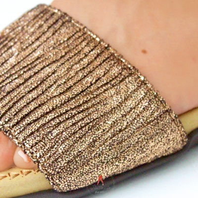 Sandália castanha com tira frontal trançada brilhante