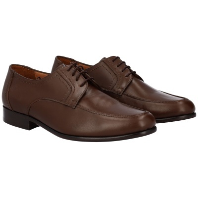 Sapatos castanhos de couro com atacadores em fundo branco