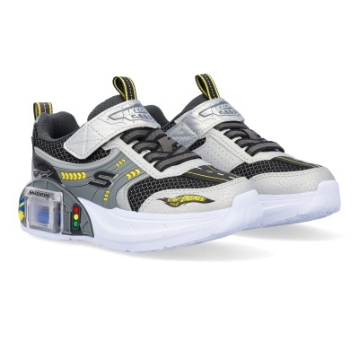 Par de sapatilhas infantil Skechers com fecho de velcro e design de estrada.