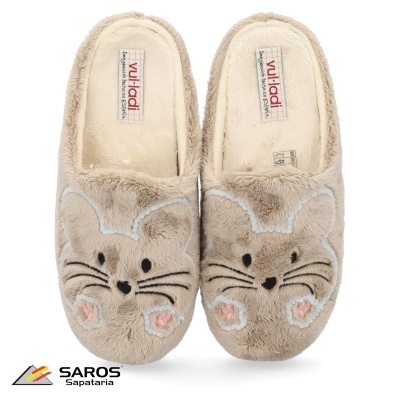 Chinelos felpudos bege com rosto bordado de rato, marca Vuli.ladi