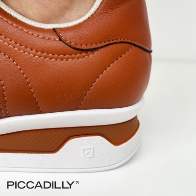 Sapato castanho em pele com sola branca e texto PICCADILLY