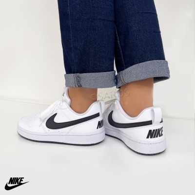 Ténis Nike brancos com swoosh preto e sola branca