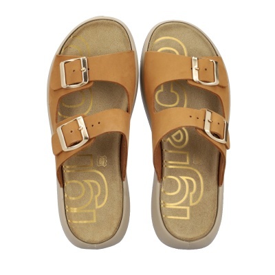 Par de sandálias castanhas com fivelas em fundo branco