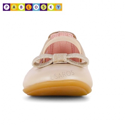 Sapatilha infantil bege com laço brilhante e sola caramelo