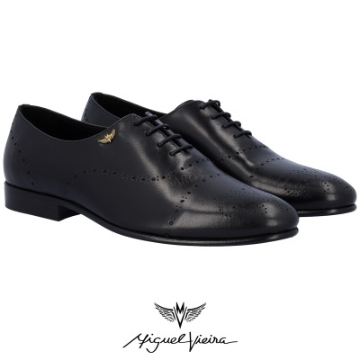 Sapatos sociais masculinos pretos em pele com detalhes perfurados e atacadores.