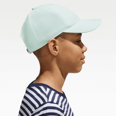 Criança com boné azul claro vista de perfil
