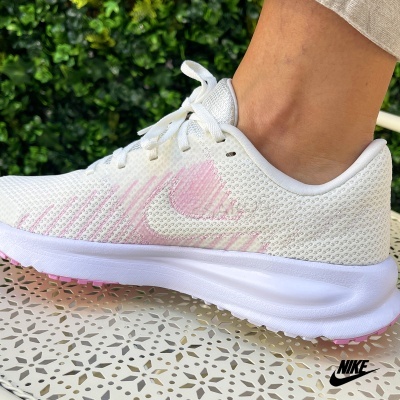 Tênis desportivo branco e rosa com logo NIKE